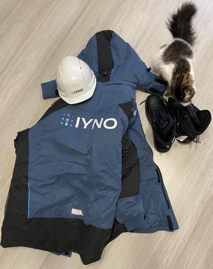 У сотрудников IYNO, когда они выходят на стройплощадку, есть своя фирменная одежда 