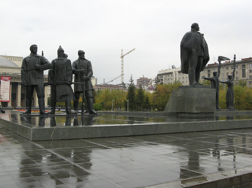 КЕП монумент перед Оперным