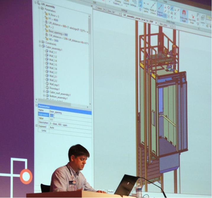 Илья Татарников, эксперт по машиностроительному проектированию, демонстрирует модель лифта, полностью разработанную в BricsCAD