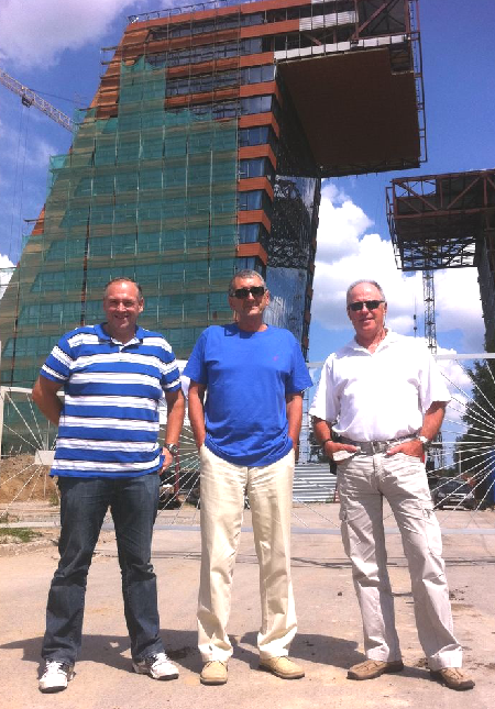Билл Кинг, Давид Левин и Иван Штерн (слева направо) у строящегося здания Технопарка Новосибирского Академгородка
