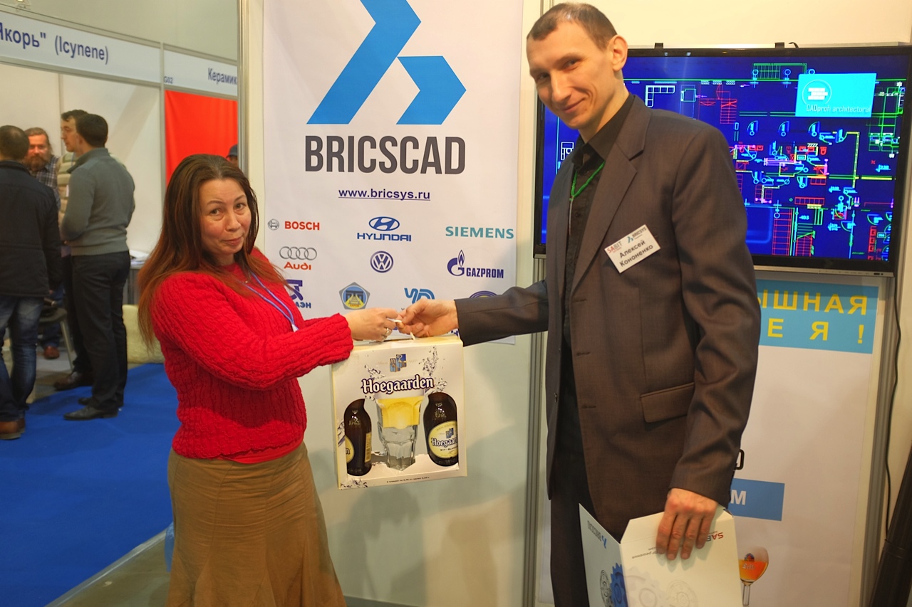 Алексей Кононенко вручает бельгийское пиво на выставке KyivBuild